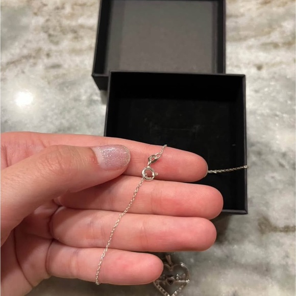 Sterling silver “MOM” necklace - Picture 4 of 6